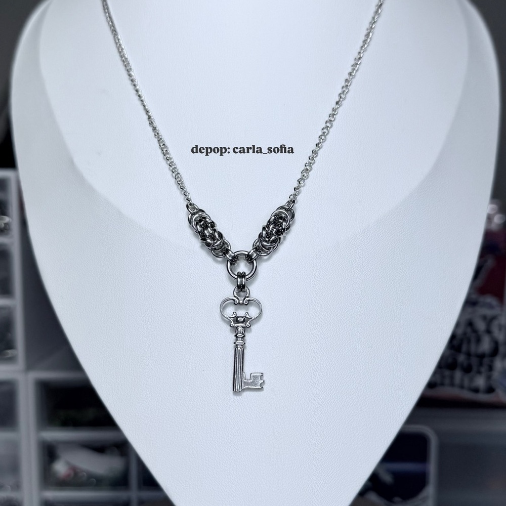 Elegant Steel Antique Key Pendant Chainmaille Necklace